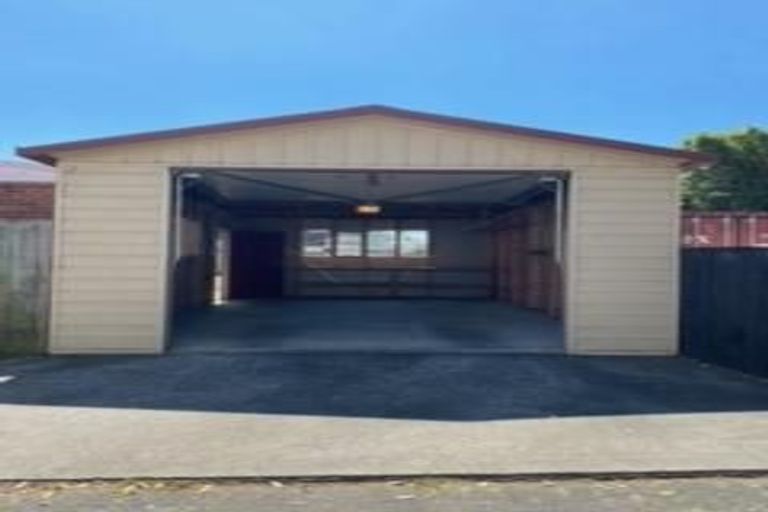 Photo of property in 185 Te Atatu Road, Te Atatu South, Auckland, 0610