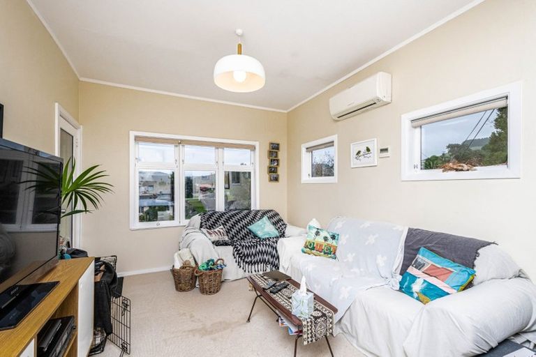 Photo of property in 58 Lincoln Avenue, Tawa, Wellington, 5028