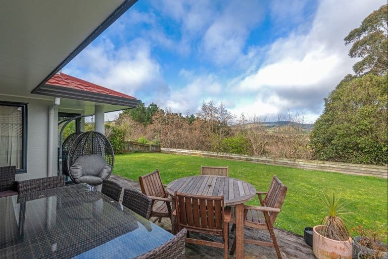 Photo of property in 100 Pacific Drive, Fitzherbert, Palmerston North, 4410