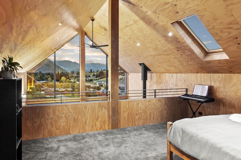 Photo of property in 4 Highfield Ridge, Wanaka, 9305