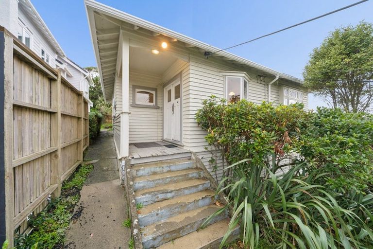 Photo of property in 8 Raroa Crescent, Northland, Wellington, 6012