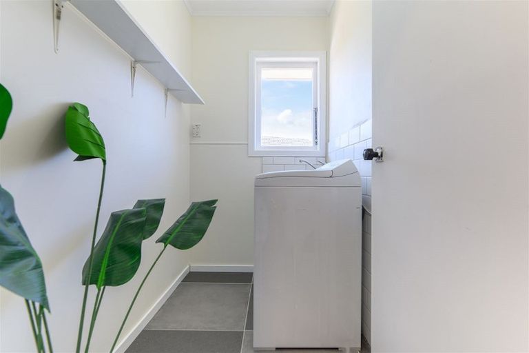 Photo of property in 54 Neil Avenue, Te Atatu Peninsula, Auckland, 0610