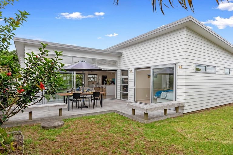 Photo of property in 8 Te Mauri Place, Omaha, 0986