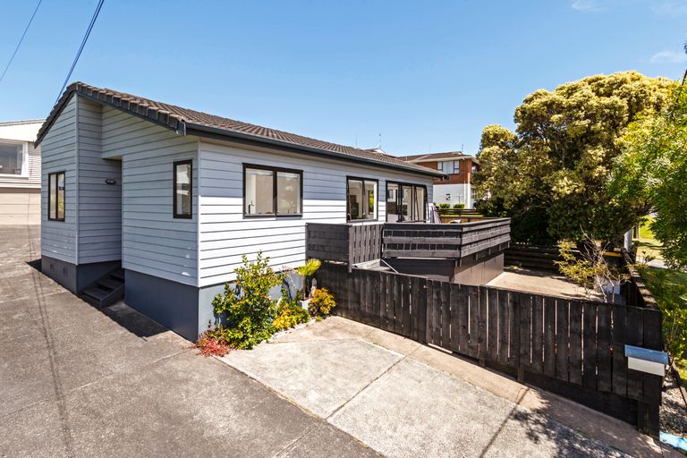 Photo of property in 13a Red Beach Road, Red Beach, 0932