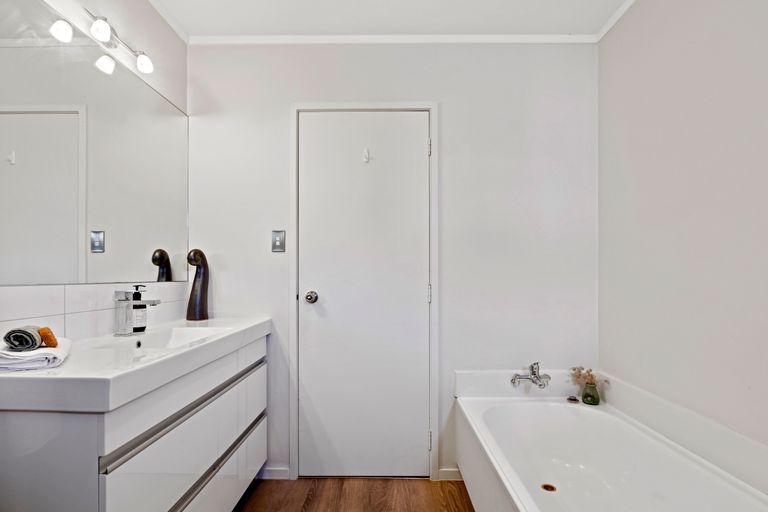 Photo of property in 13a Red Beach Road, Red Beach, 0932