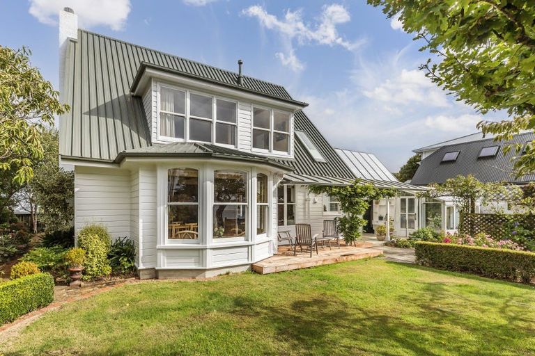 Photo of property in 51 Awa Road, Karaka Bays, Wellington, 6022