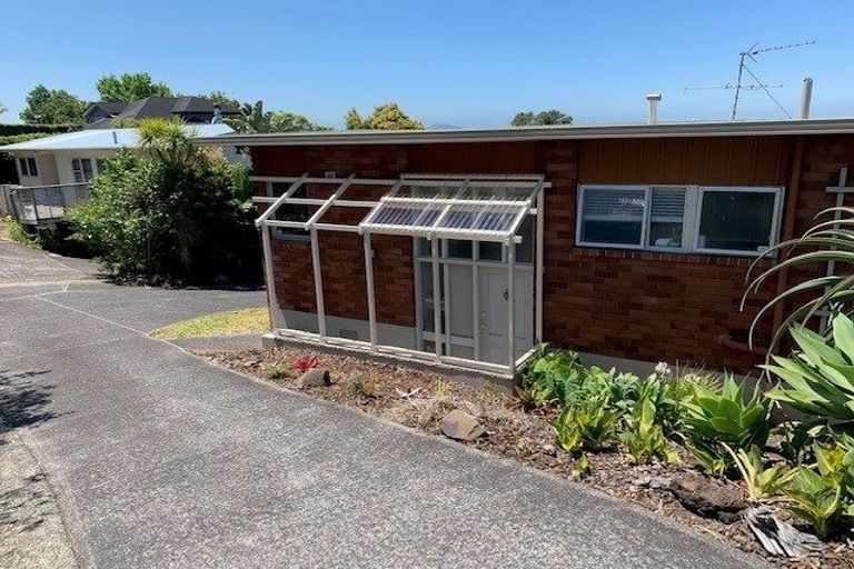 Photo of property in 1/6 Girrahween Drive, Totara Vale, Auckland, 0629