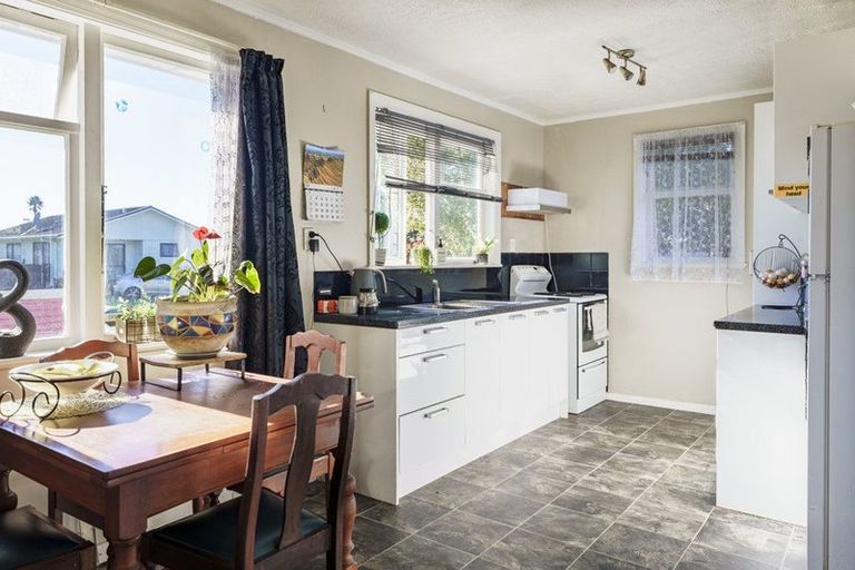 Photo of property in 18 Wyatt Avenue, Onekawa, Napier, 4110