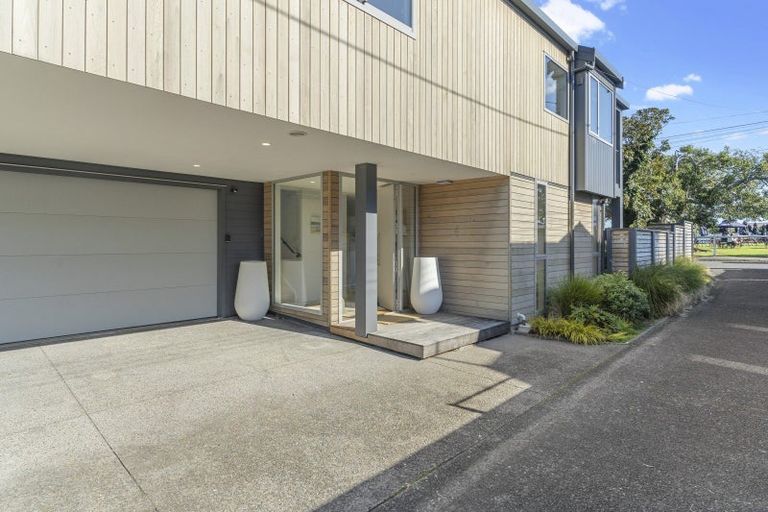 Photo of property in 2/43 Princes Street, Northcote Point, Auckland, 0627