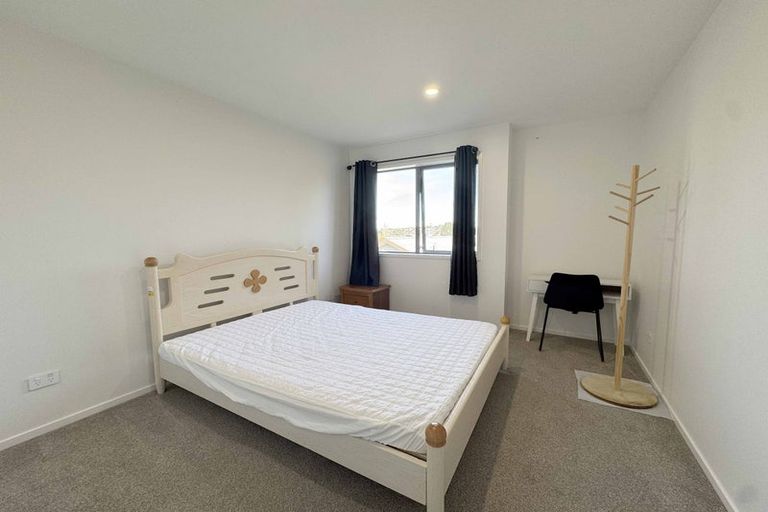 Photo of property in 6c Buisson Glade, West Harbour, Auckland, 0618
