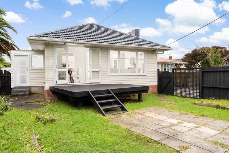 Photo of property in 4 Kirrie Avenue, Te Atatu South, Auckland, 0610
