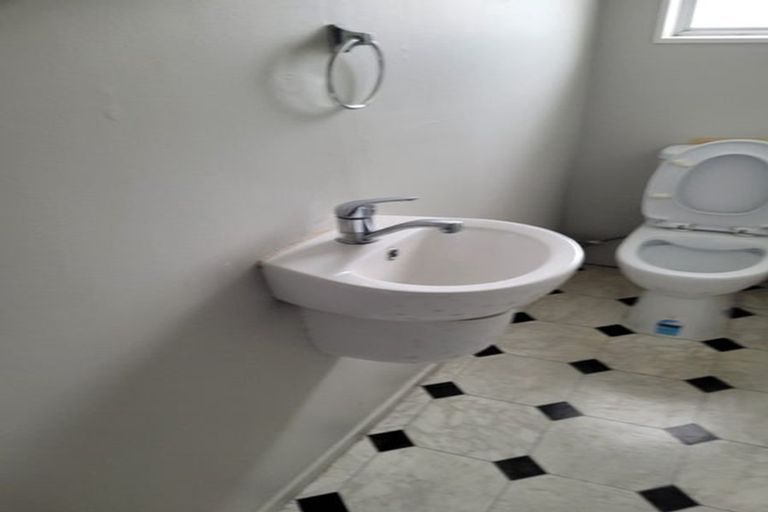 Photo of property in 15 Tiki Street, New Lynn, Auckland, 0600