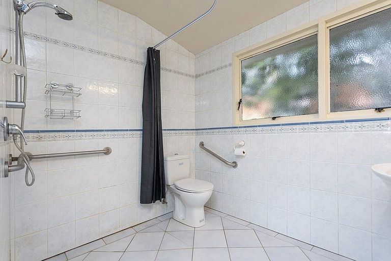 Photo of property in 17 Sea Vista Avenue, Beach Haven, Auckland, 0626