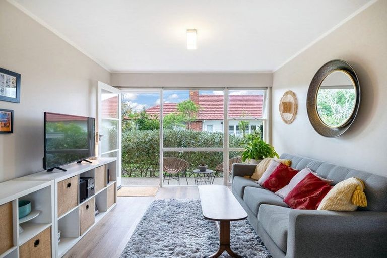 Photo of property in 10/77 Old Lake Road, Narrow Neck, Auckland, 0624