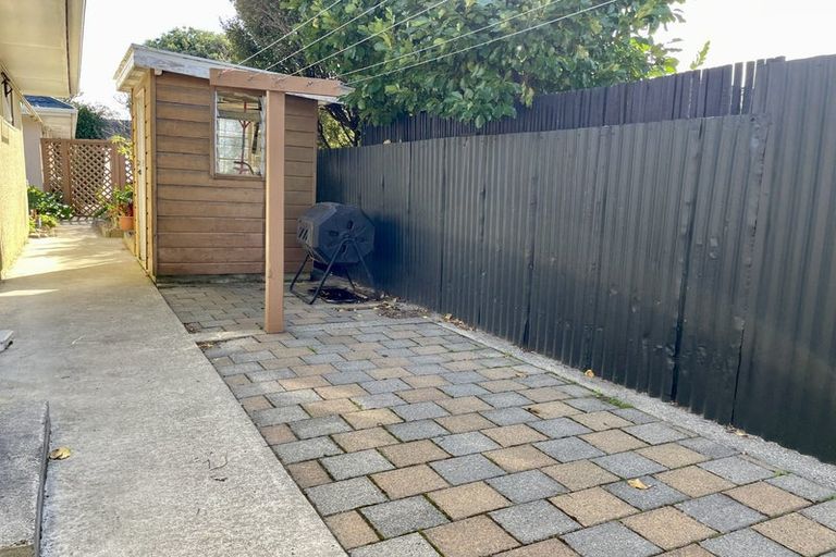 Photo of property in 2/26 Whites Line West, Woburn, Lower Hutt, 5010