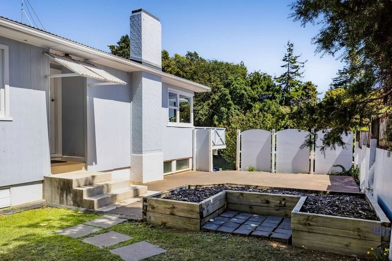 Photo of property in 37 Awanui Street, Merrilands, New Plymouth, 4312