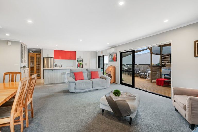 Photo of property in 14 Kingfisher Road, Silverdale, 0932