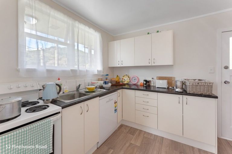 Photo of property in 52 Pinehaven Road, Pinehaven, Upper Hutt, 5019