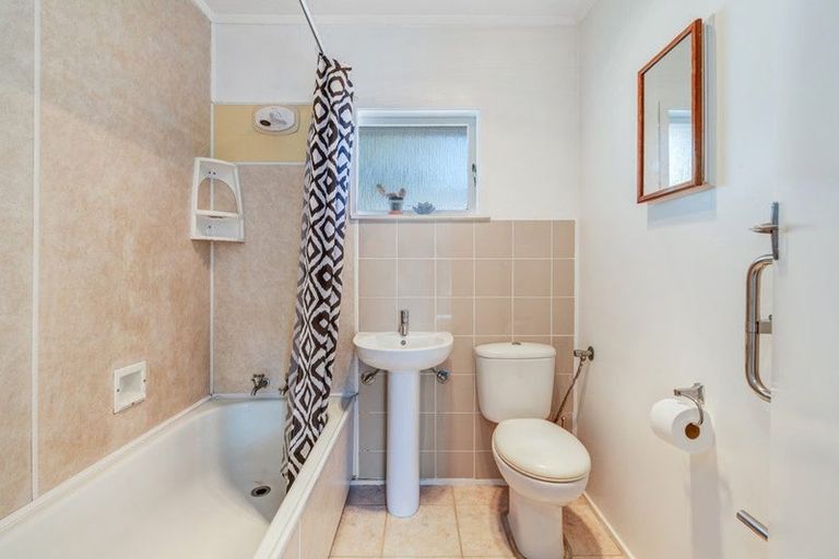 Photo of property in 1/13 Ayton Drive, Totara Vale, Auckland, 0629