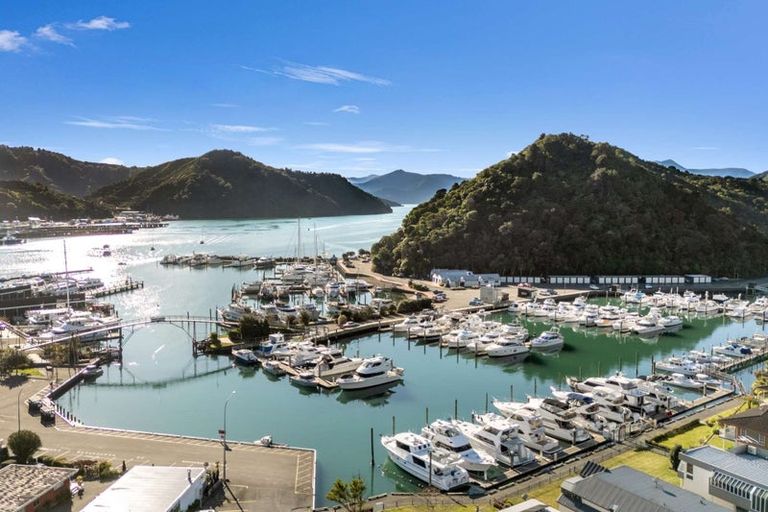 Photo of property in 39 Waikawa Road, Picton, 7220