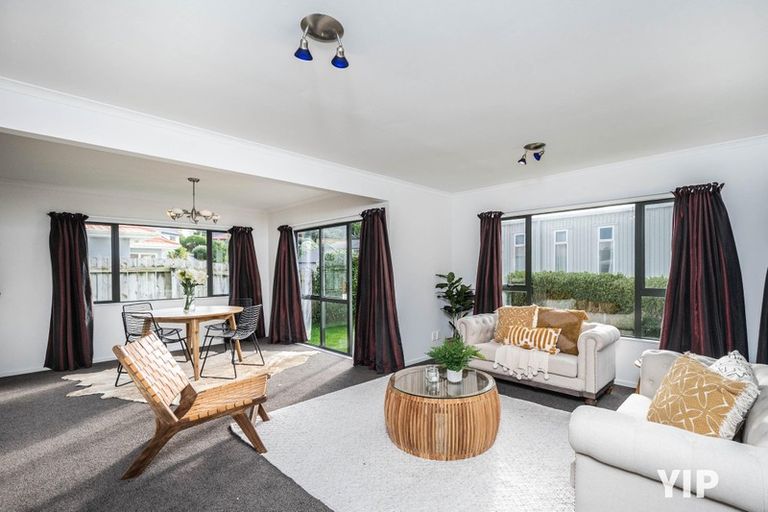 Photo of property in 1a Bennett Grove, Newlands, Wellington, 6037