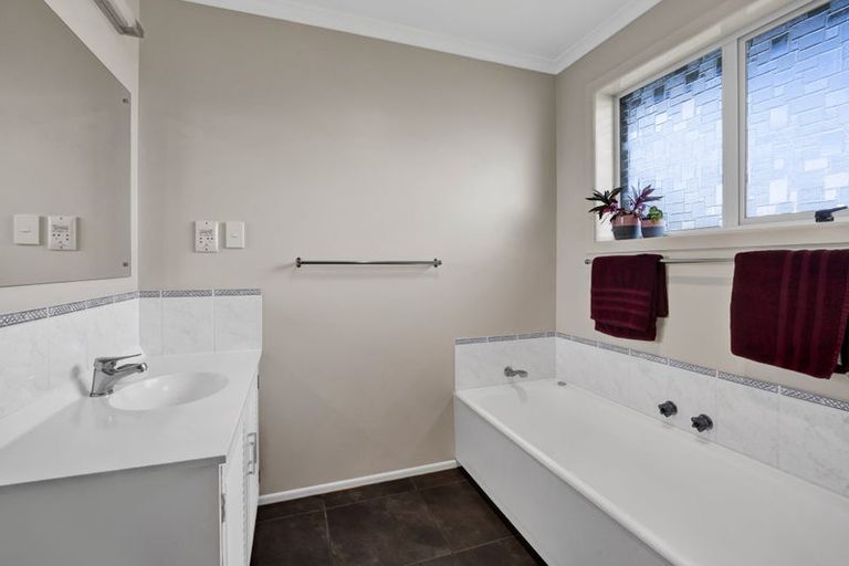 Photo of property in 18 Oberon Street, Stratford, 4332