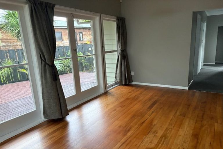 Photo of property in 3 Mackwood Place, Birkdale, Auckland, 0626