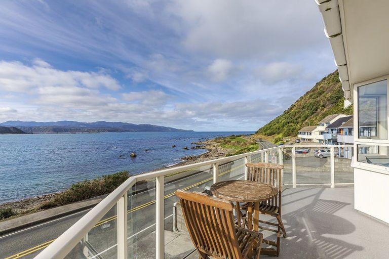 Photo of property in 2/420 Queens Drive, Lyall Bay, Wellington, 6022