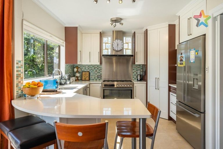 Photo of property in 27 Holyoake Crescent, Avalon, Lower Hutt, 5011