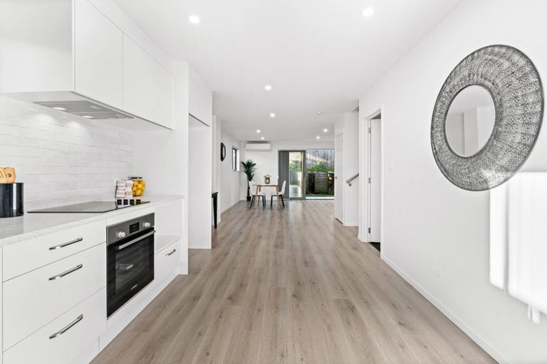 Photo of property in 6d Buisson Glade, West Harbour, Auckland, 0618