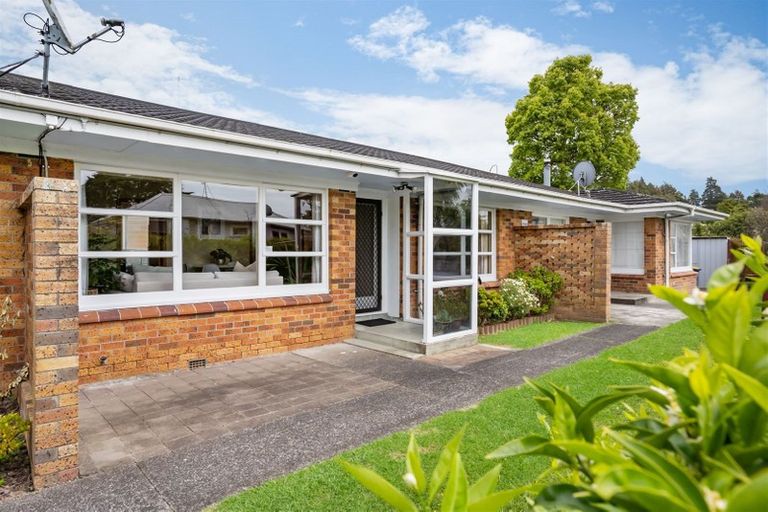 Photo of property in 2/1 Ocean View Road, Hillcrest, Auckland, 0627