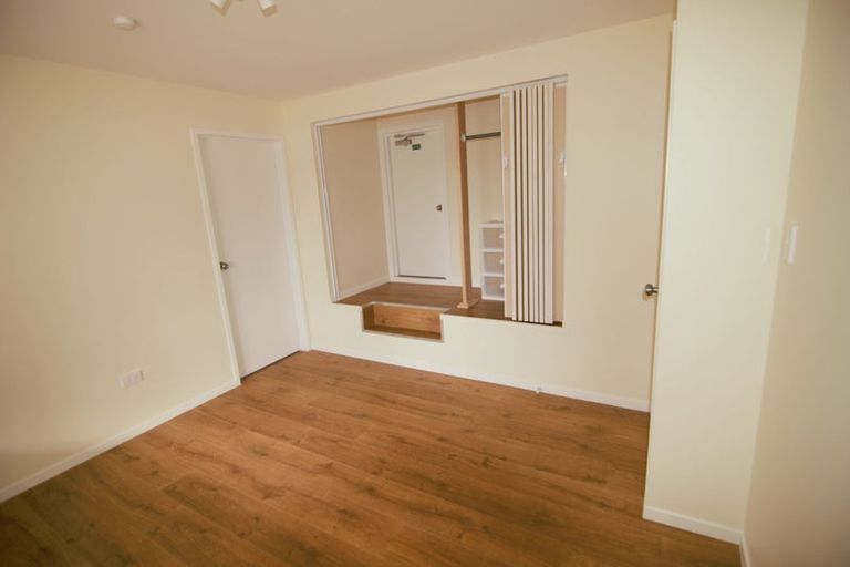 Photo of property in 2 Ravenstone Place, Chatswood, Auckland, 0626