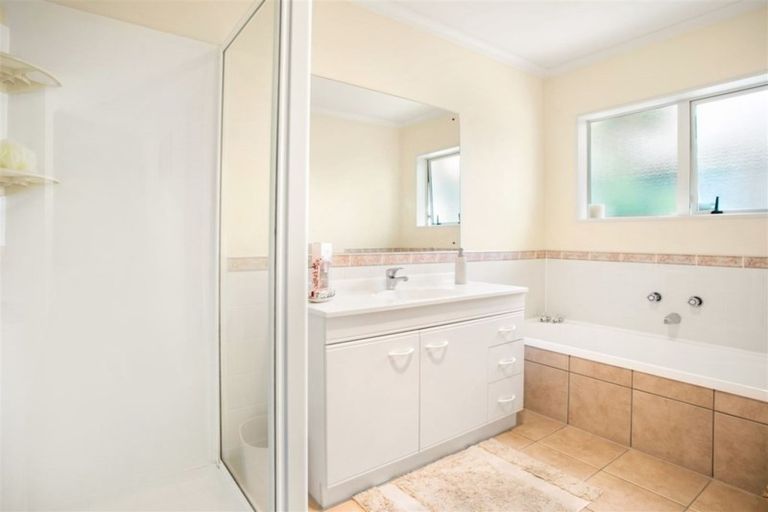 Photo of property in 2 Gendo Avenue, Henderson, Auckland, 0612