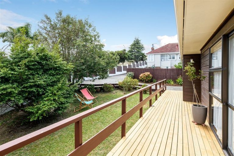 Photo of property in 1/246 Great North Road, Henderson, Auckland, 0612