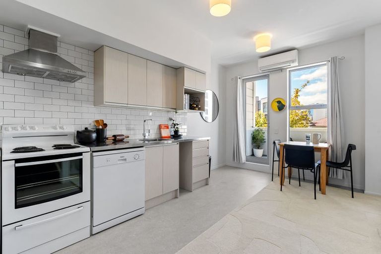 Photo of property in 33 Karo Drive, Te Aro, Wellington, 6011