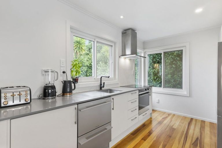 Photo of property in 1/60 Hillcrest Avenue, Hillcrest, Auckland, 0627
