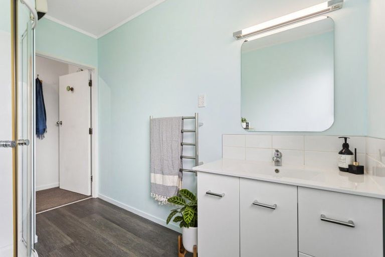 Photo of property in 2/2a Eskdale Road, Birkdale, Auckland, 0626