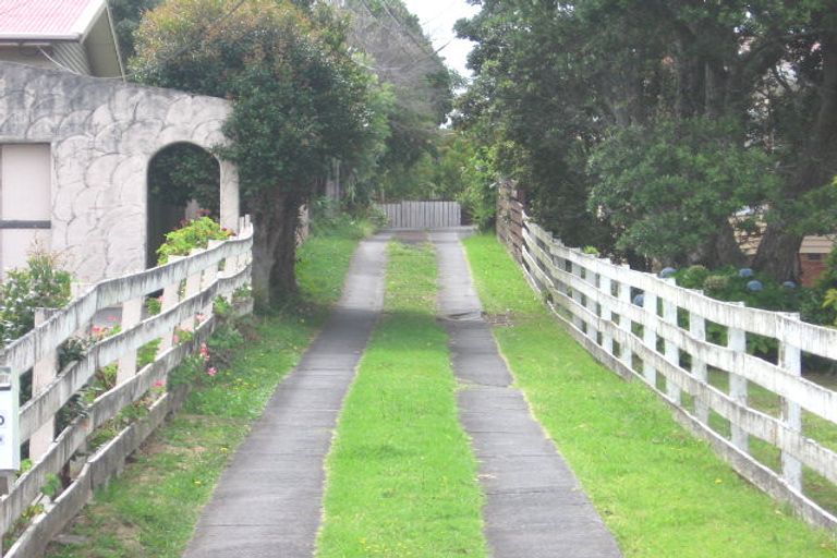 Photo of property in 2/21 Sunnyfield Crescent, Glenfield, Auckland, 0629