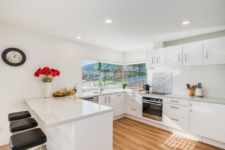 Photo of property in 7 Balmerino Grove, Waikanae, 5036