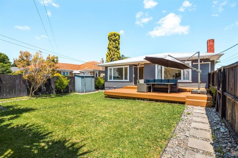 Photo of property in 16 Taikata Road, Te Atatu Peninsula, Auckland, 0610