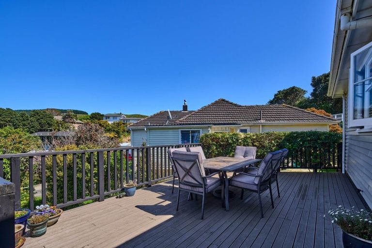 Photo of property in 2 Kereru Bend, Tawa, Wellington, 5028