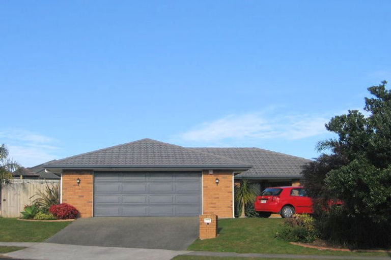 Photo of property in 19 Moyrus Crescent, East Tamaki Heights, Auckland, 2016