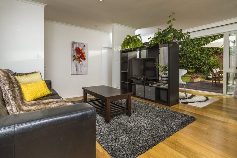 Photo of property in 2/25 Heathcote Road, Castor Bay, Auckland, 0620
