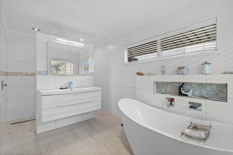 Photo of property in 6 Fred Carr Place, One Tree Point, 0118