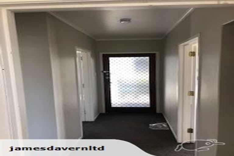 Photo of property in 6 Taipari Road, Te Atatu Peninsula, Auckland, 0610