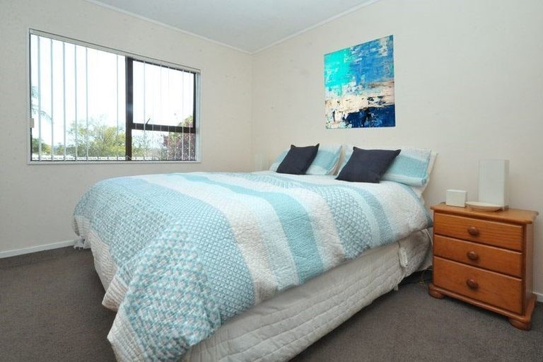Photo of property in 1/6 Sevilla Place, Unsworth Heights, Auckland, 0632