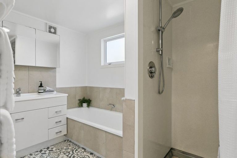 Photo of property in 105 Akaroa Drive, Maupuia, Wellington, 6022