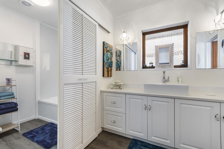 Photo of property in 2 Hogan Street, Pukekohe, 2120