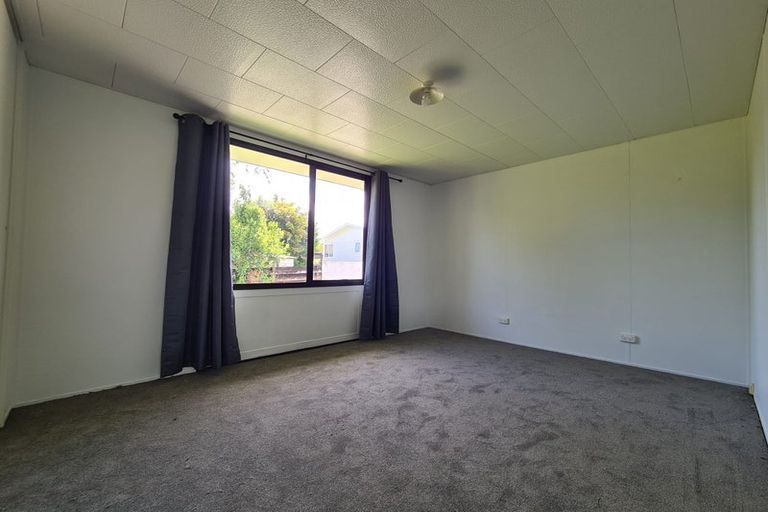 Photo of property in 9 Kirrie Avenue, Te Atatu South, Auckland, 0610