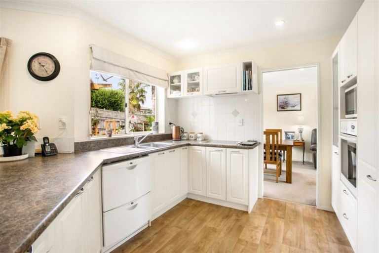 Photo of property in 2 Gendo Avenue, Henderson, Auckland, 0612